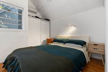 Stylish Two-Storey Apartment Near Shops and Beaches - Photo 3