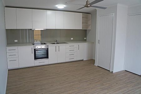 Modern flat close to Cooroy and all amenities - 6 Months Lease - Photo 2