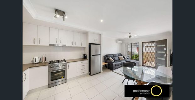 Beautiful Terrace home in Fitzgibbon Chase Estate with public transport, the local cafe and specialty shops only a short stroll away! - Photo 1