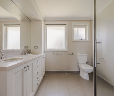 Charming brick house - Photo 3