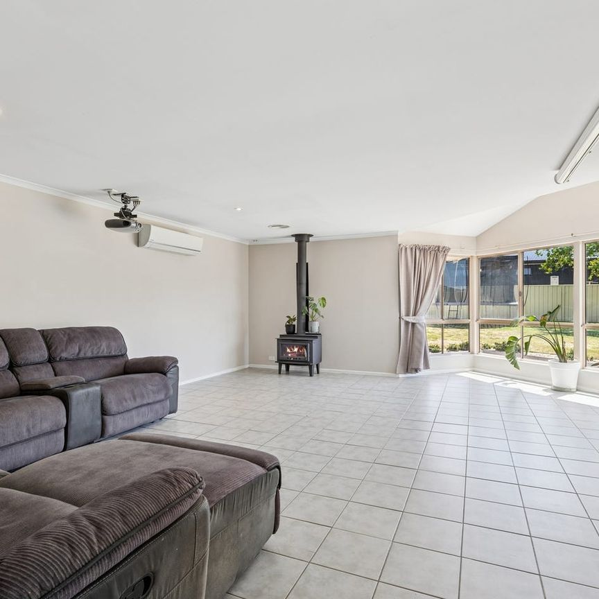 Spacious Family Home with Shed & Entertainer's Dream - Photo 1