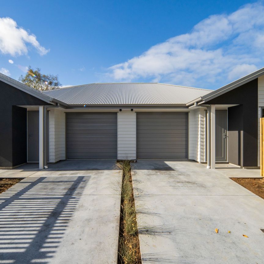 Modern near new 2 bedroom Unit + Garage - Photo 1