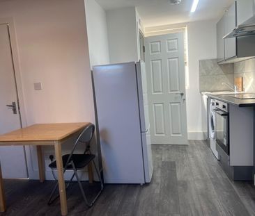 1 Bed Flat, Clarendon Road, CR0 - Photo 3