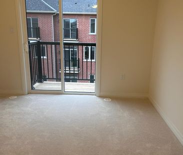 Townhouse For Lease | N8064778 - Photo 6