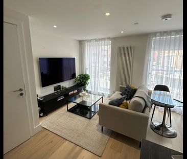 1 Bed Flat, Battersea Park Road, SW8 - Photo 1