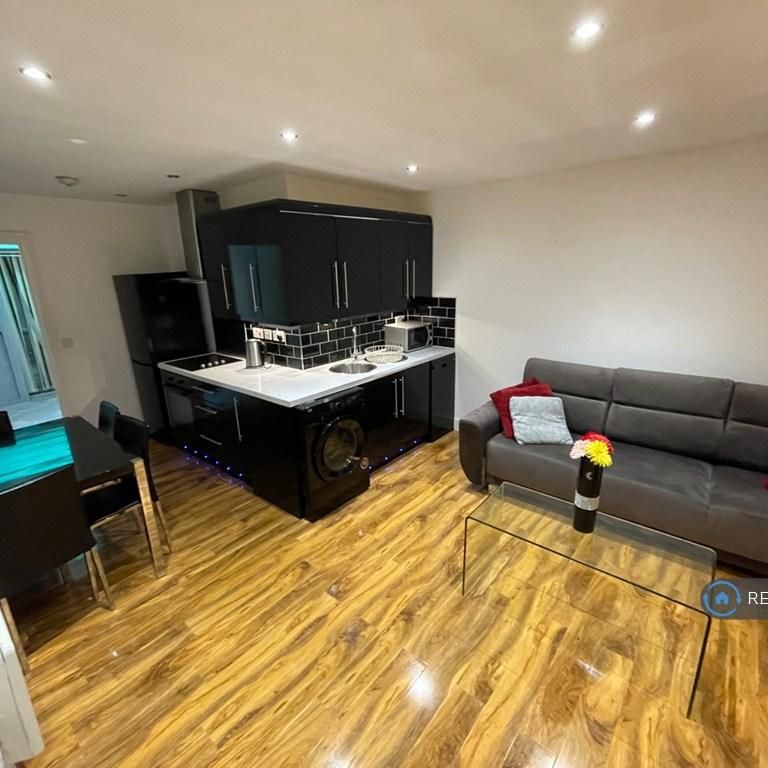 3 bedroom flat to rent - Photo 1