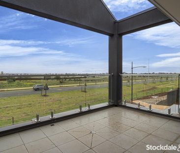 Spacious & Stylish: The Townhouse You've Been Waiting For - Photo 4