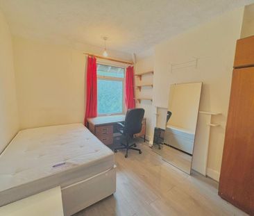 5 bedroom semi-detached house to rent - Photo 3