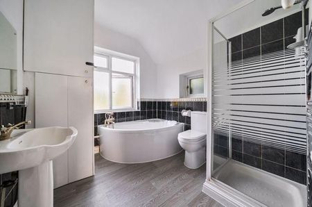 4 bedroom detached house to rent - Photo 4