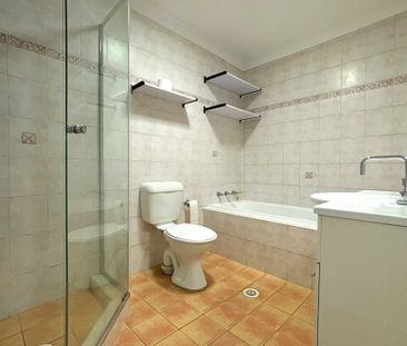 Charming 2-Bedroom Villa with Versatile Spaces - Photo 4