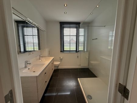 Stijlvol gelijkvloers app. met 2 slpks en tuin in Westerlo - Photo 2