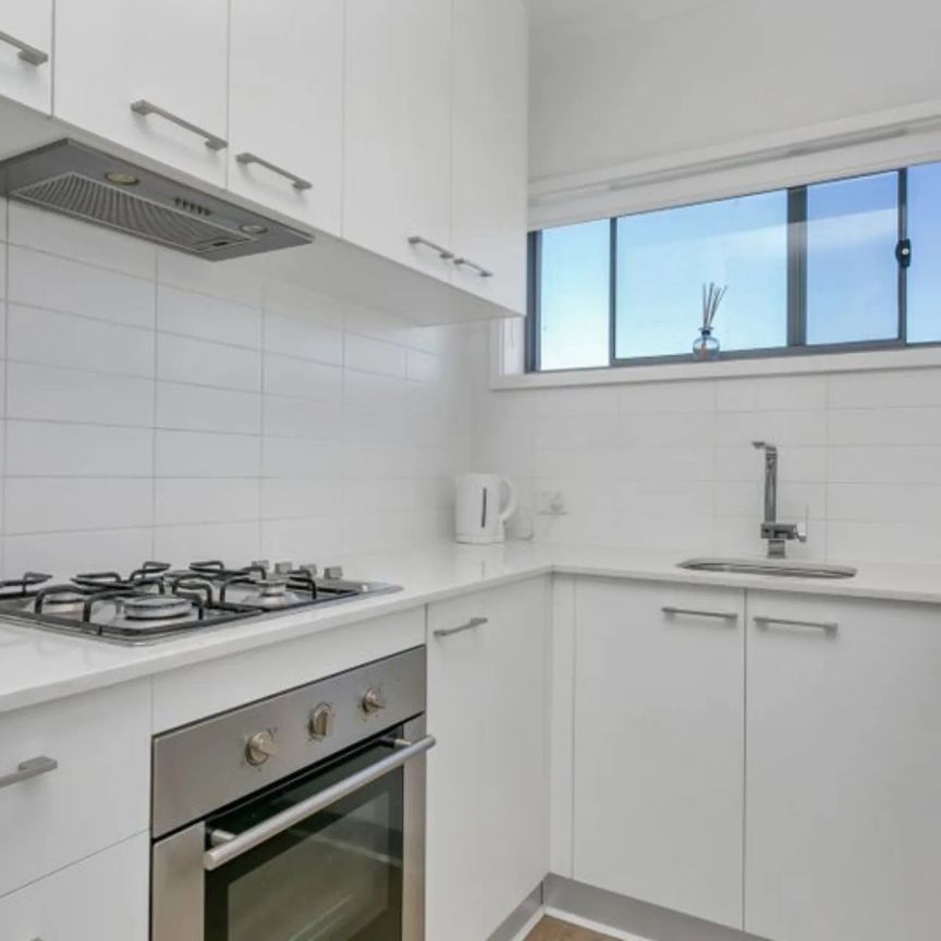 FURNISHED APARTMENT , SENSATIONAL LIVING IN ENVIABLE LOCATION! - Photo 1