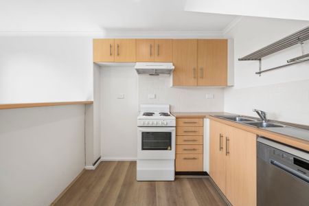 BRIGHT & AIRY ONE BEDROOM APARTMENT - Photo 2