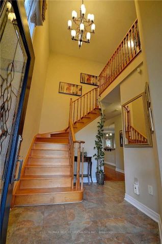 Detached Home For Lease | W9033084 - Photo 2