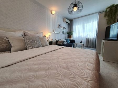 Studio luminos Banu Manta cu pat si canapea - Fotografie 3