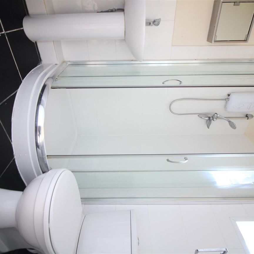 Hanworth Road, Hounslow - Photo 2