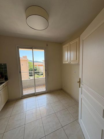 Location Appartement 3 pièces 73m² DRAGUIGNAN 83300 - Photo 2