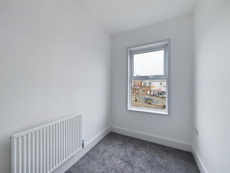 Hoylake Road, Moreton, Wirral, 2 bedroom, Flat - Above Shop - Photo 2