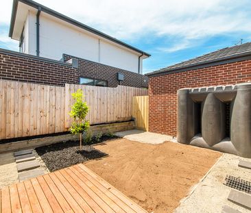 A STYLISH LUXURIOUS 3 BEDROOM, 3 BATHROOM TOWNHOUSE - Photo 2