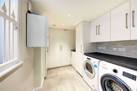 A spacious and exceptional three bedroom property with a 40ft garden and private entrance - Photo 4