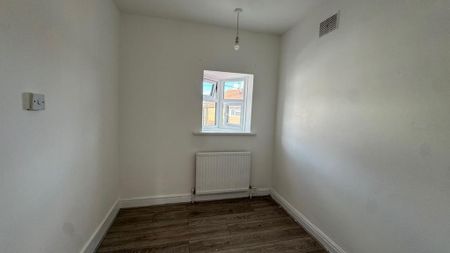 4 bedroom semi-detached house to rent - Photo 4