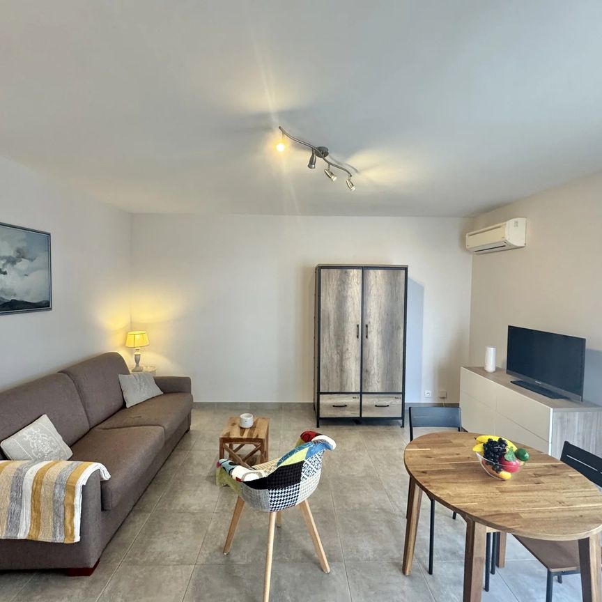 CANNES – PALM BEACH | STUDIO MEUBLÉ DE 27 M² AVEC TERRASSE DE 9 M², APERÇU MER ET CAVE – LOCATION À L’ANNÉE - Photo 1