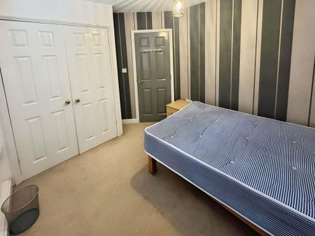 4 bedroom end of terrace house to rent - Photo 4