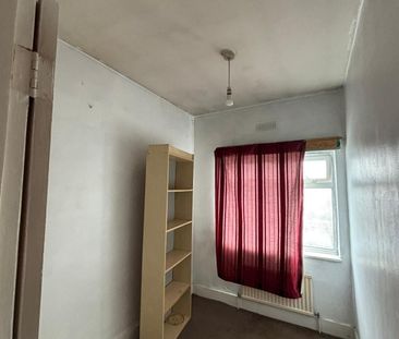 4 Bed Semi-Detached House, Francis Avenue, IG1 - Photo 2