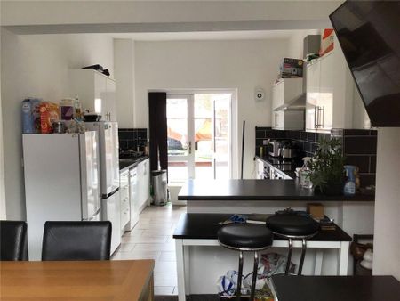 1 bedroom in a house share to rent - Photo 3