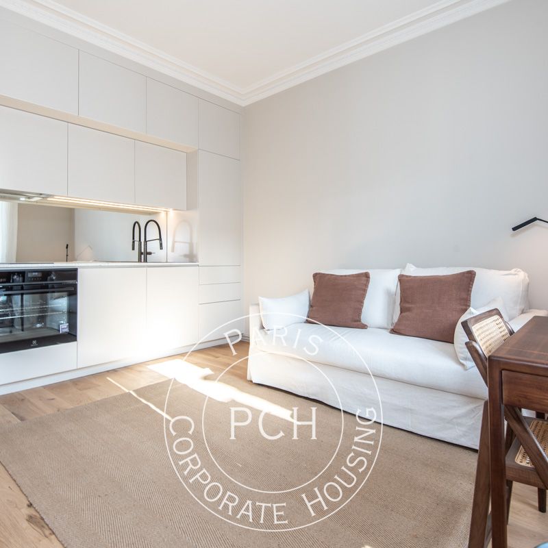 Rue Bassano, - Photo 1