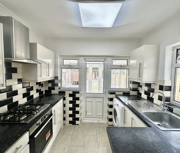 Sherwood Road, Ilford, IG6 - Photo 2