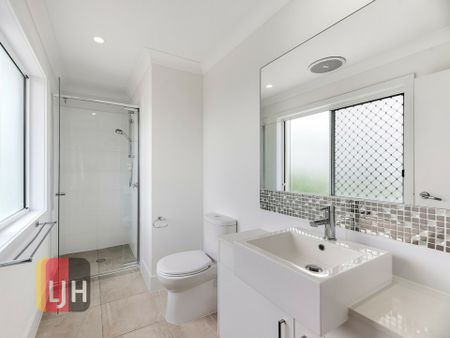 SPACIOUS & MODERN TOWNHOUSE WITH DUCTED AIR + MORE!! - Photo 5