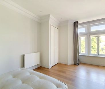 A smart furnished one bedroom flat situated on the third floor of t... - Photo 6