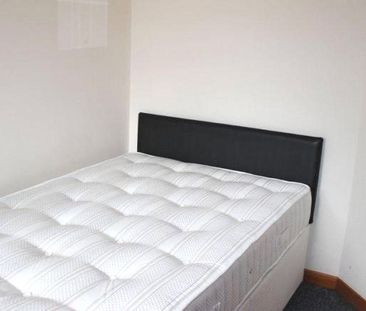 Larchwood Drive, Englefield Green, Egham, Surrey, TW20 0SL - Photo 2