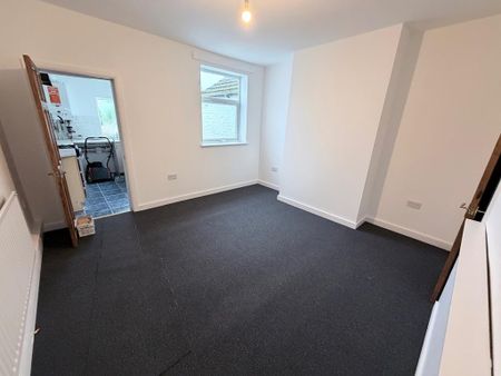 2 bedroom semi-detached house to rent - Photo 5