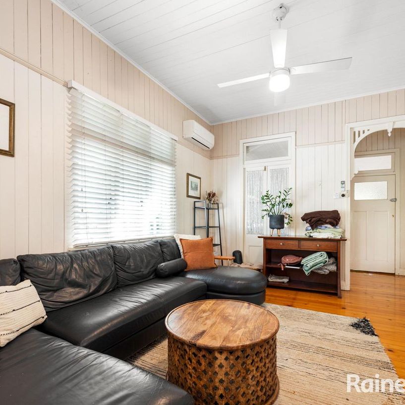 Perfect for Families - Dual Living Potential in Prime Location - Photo 1