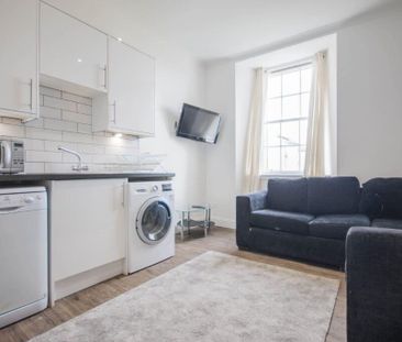 4 bedroom flat to rent - Photo 2