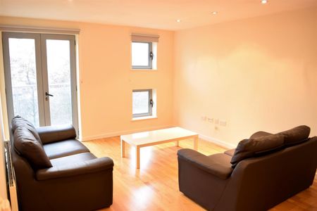 2 bedroom Flat To Let - Photo 3