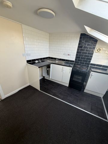 1 Bed Flat, Acocksgreen, B27 - Photo 3