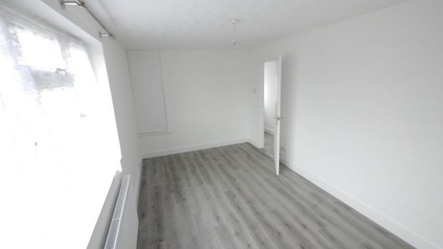 2 bedroom end of terrace house to rent - Photo 1