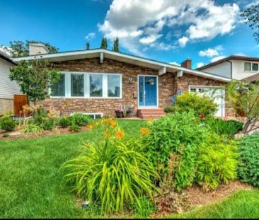 $1700 - Spacious 2 bedroom + den, 1 bath basement suite | Calgary - Photo 1