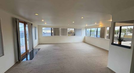 New Feel! Renovated 3 Bed, 1.5 Bath Otara Home... - Photo 2