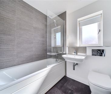A modern 2 bedroom/2 bathroom semi-detached house with garden and p... - Photo 4