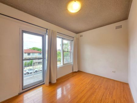 CONVENIENTLY LOCATED TWO-BEDROOM UNIT WITH SUNNY ASPECT - Photo 3