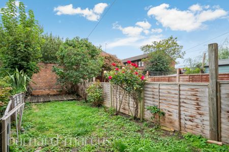 Larden Road - Photo 3