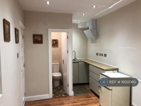 1 bedroom in a house share to rent - Photo 5