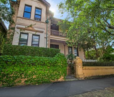 Oversized apartment with high ceilings and classic charm - Photo 2