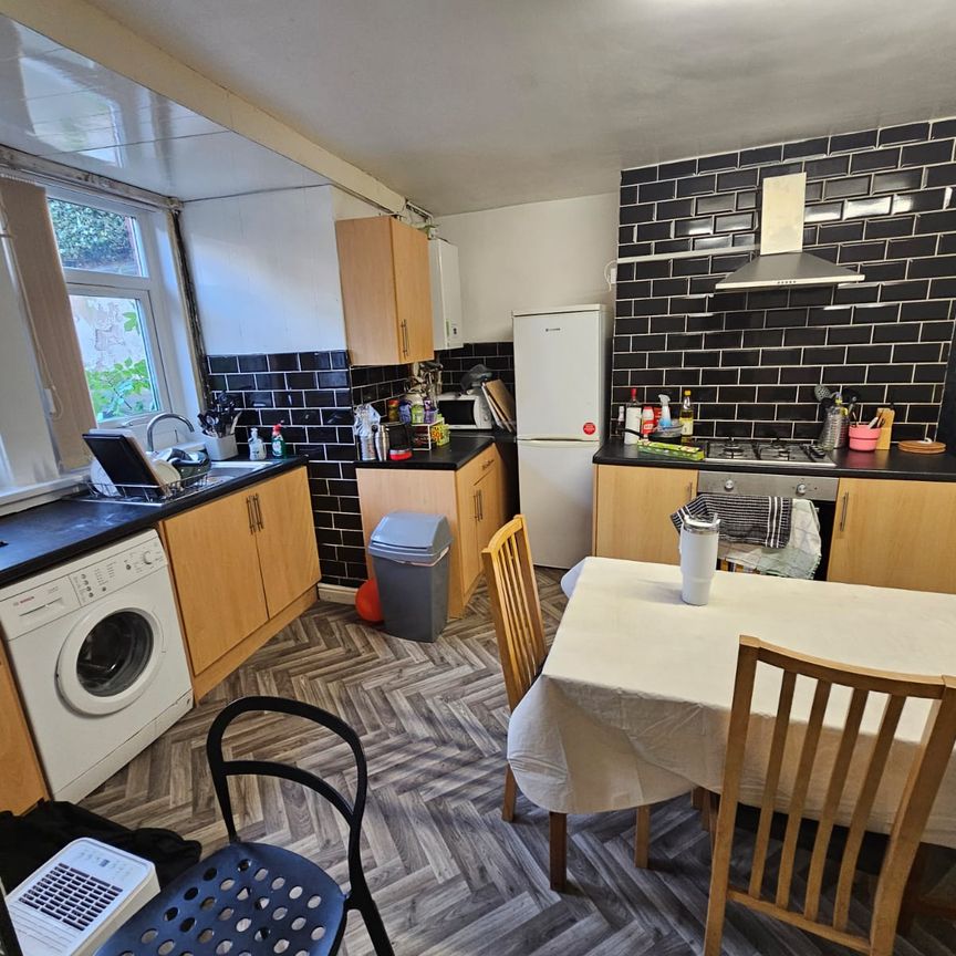 3 Bed - 10 Brudenell Avenue, Hyde Park, Leeds - LS6 1HD - Student - Photo 1