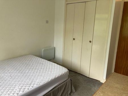 3 bedroom flat to rent - Photo 2