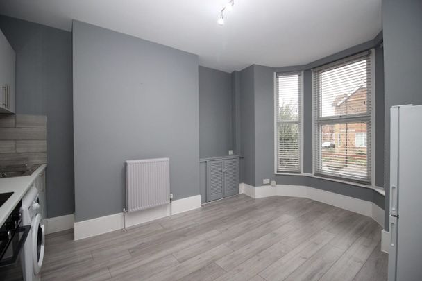 2 Bed Flat, Crescent Road, E13 - Photo 1